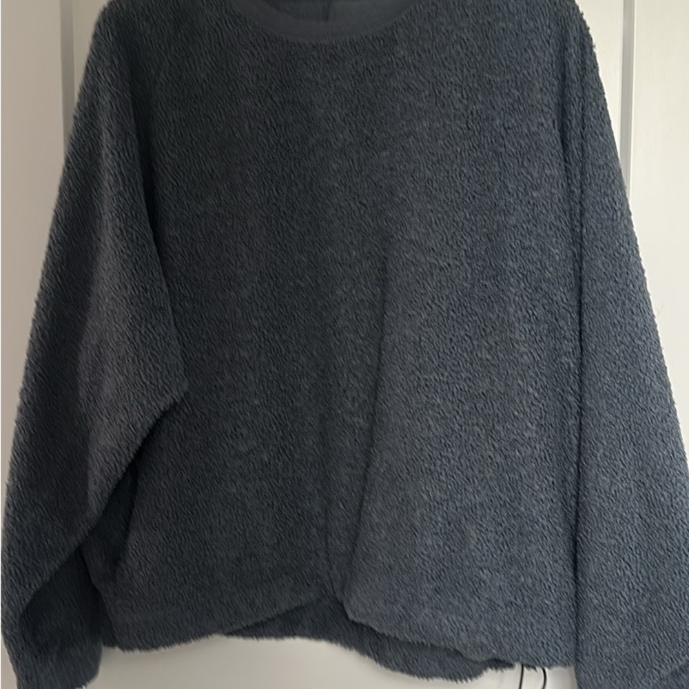 Standard Cloth Free Throw Pile textured crew neck